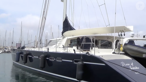 Christian Clavier était l'armateur du catamaran Rose Of Jericho qui était loué 35 000 euros pour une semaine de navigation avec l'équipage. Capture YouTube