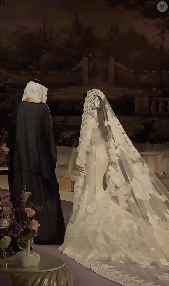 La princesse Nouf a choisi une robe Dolce & Gabbana accompagnée d’un voile cathédrale d’une longueur vertigineuse.

La princesse Nouf porte une robe Dolce & Gabbana pour son mariage avec le prince Nawaf ben Fahad Al Faisal Al Farhan via Instagram @arabianroyalagency