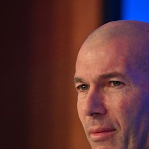 L'ancien international français de football Zinédine Zidane s'exprime lors d'une conférence de presse visant à le présenter comme le nouveau sélectionneur de l'équipe de France, au siège de la Fédération française de football (FFF) à Paris, le 28 juillet 2026. © Christian Liewig/Bestimage