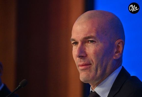 L'ancien international français de football Zinédine Zidane s'exprime lors d'une conférence de presse visant à le présenter comme le nouveau sélectionneur de l'équipe de France, au siège de la Fédération française de football (FFF) à Paris, le 28 juillet 2026. © Christian Liewig/Bestimage