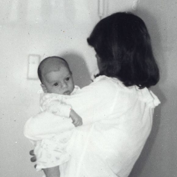 Lisa Marie Presley se tient dans les bras de sa mère Priscilla l'année de sa naissance en 1968.

© Globe Photos/ZUMA Wire / Bestimage