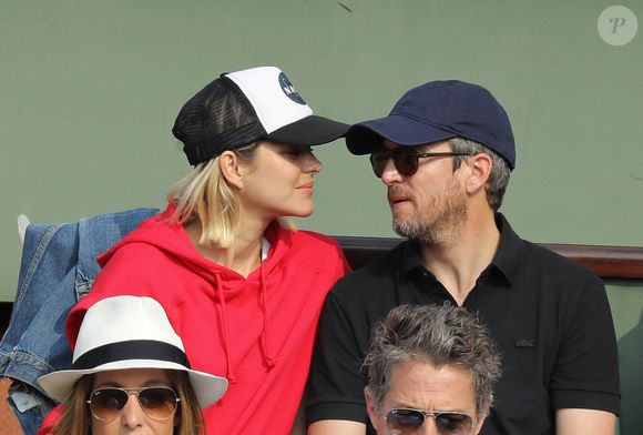 Marion Cotillard et son compagnon Guillaume Canet dans les tribunes des Internationaux de France de Tennis de Roland Garros à Paris, le 10 juin 2018. © Jacovides/Moreau/Bestimage