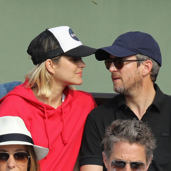 Marion Cotillard et son compagnon Guillaume Canet dans les tribunes des Internationaux de France de Tennis de Roland Garros à Paris, le 10 juin 2018. © Jacovides/Moreau/Bestimage