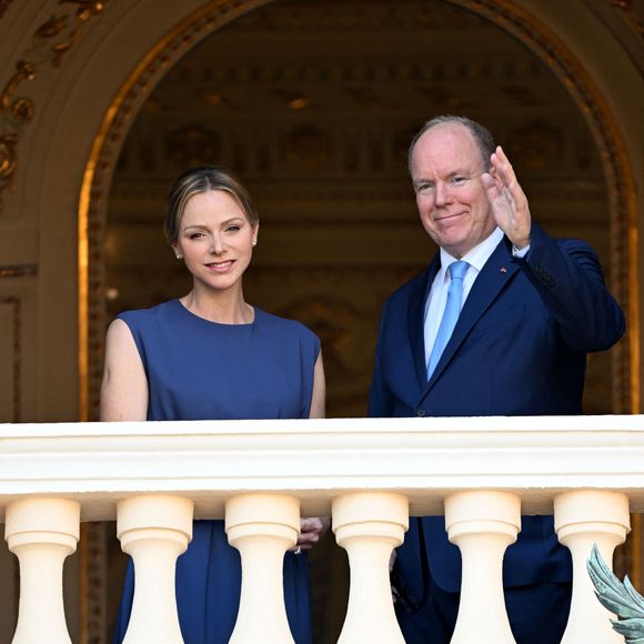 Entièrement rénové, il conserve des décors du XVIIIe siècle, notamment inspirés des œuvres de Jean de La Fontaine. 

La princesse Charlène de Monaco, Le prince Albert II de Monaco au balcon du palais princier lors de la procession de la Fête Dieu sur la place du Palais à Monaco le 19 juin 2025.
Cette fête catholique, instituée par le pape Urbain IV en 1264, se tient chaque année le jeudi qui suit la Trinité, soixante jours après Pâques. Elle célèbre la présence réelle de Jésus-Christ sous les apparences du pain et du vin, devenus son corps et son sang.

© Bruno Bebert / Bestimage