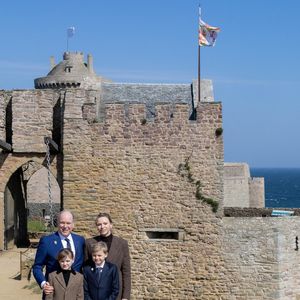 Le prince Albert II de Monaco, La princesse Charlène de Monaco, La princesse Gabriella de Monaco, comtesse de Carladès, Le prince Jacques de Monaco, marquis des Baux lors d'une visite au Fort la Latte, Château de La Roche Goyon à Plévenon le 9 avril 2025. Le donjon fut érigé vers 1350 par Etienne III de Goyon, seigneur de Matignon

© Olivier Huitel / Pool / Bestimage