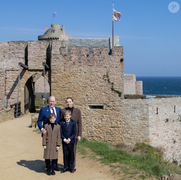 Le prince Albert II de Monaco, La princesse Charlène de Monaco, La princesse Gabriella de Monaco, comtesse de Carladès, Le prince Jacques de Monaco, marquis des Baux lors d'une visite au Fort la Latte, Château de La Roche Goyon à Plévenon le 9 avril 2025. Le donjon fut érigé vers 1350 par Etienne III de Goyon, seigneur de Matignon

© Olivier Huitel / Pool / Bestimage