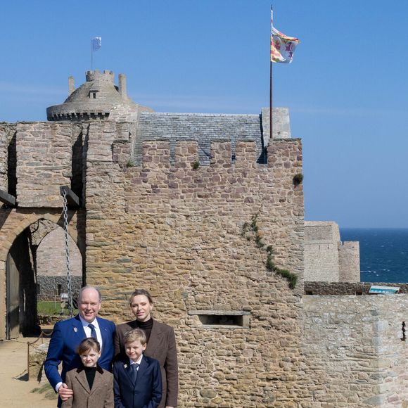 Le prince Albert II de Monaco, La princesse Charlène de Monaco, La princesse Gabriella de Monaco, comtesse de Carladès, Le prince Jacques de Monaco, marquis des Baux lors d'une visite au Fort la Latte, Château de La Roche Goyon à Plévenon le 9 avril 2025. Le donjon fut érigé vers 1350 par Etienne III de Goyon, seigneur de Matignon

© Olivier Huitel / Pool / Bestimage