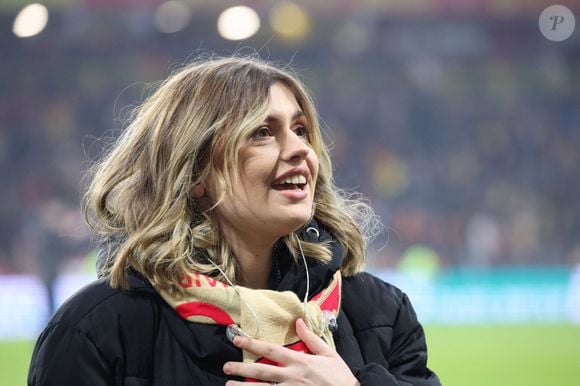 Marine (Star Academy 2024) chante "Les Corons" en hommage à Pierre Bachelet, pour le 20ème anniversaire de sa mort, lors du match de Ligue 1 McDonald's "Lens - Strasbourg (0-2)" au stade Bollaert-Delelis, le 16 février 2025.
