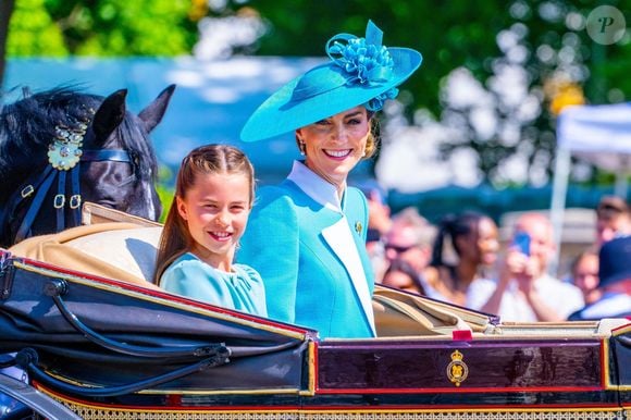 De quoi rapidement faire monter une vive inquiétude chez les fans de la Couronne. 

La princesse Charlotte de Galles, Catherine (Kate) Middleton, princesse de Galles, - Les membres de la famille royale britannique arrivent à Buckingham Palace pour la cérémonie Trooping the Colour à Londres, le 14 juin 2025. Affecté par le crash du Boeing 787 Dreamliner à Ahmedabad du 12 juin, le souverain et les officiels porteront un brassard noir en hommage aux plus de 270 victimes. Bon nombre d'elles étaient des ressortissants britanniques. 
© Backgrid / Bestimage