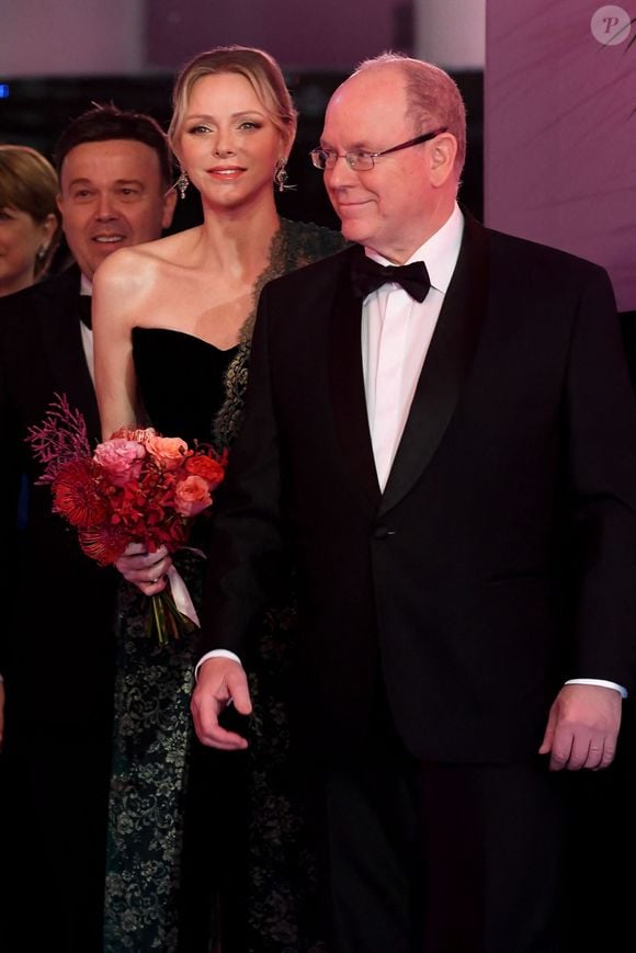 La princesse Charlene de Monaco et le prince Albert II de Monaco durant la 69ème édition du Bal de la Rose dans la Salle des Étoiles du Sporting Monte-Carlo à Monaco, le 29 mars 2025.
Cette année encore, c'est Christian Louboutin qui est le directeur artistique de l'événement dont le thème est "Sunset Bal" dans un décor qui a plongé les invités dans les Caraibes. © Bruno Bebert / Pool Monaco / Bestimage