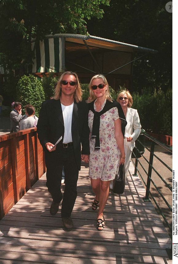 Après donc 11 ans de mariage

Estelle Hallyday - David Hallyday - Roland Garros en 1996 (BERTRAND RINDOFF PETROFF / BESTIMAGE).