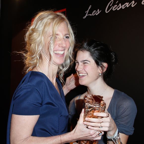 Ce soir-là sur l’île de Ré, mère et fille ont savouré un moment complice autour de la musique, sous le regard attendri d’une Sheila radieuse. 

Sandrine Kiberlain (César de la meilleure actrice pour le rôle d'Ariane Felder dans 9 mois ferme) et sa fille Suzanne - Dîner au Fouquet's - 39ème cérémonie des Cesar à Paris, le 28 février 2014. © BORDE-JACOVIDES / BESTIMAGE