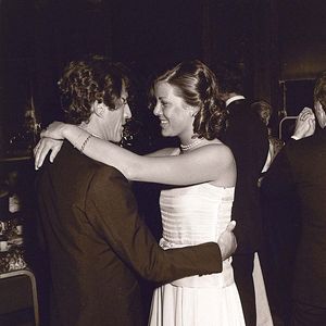 De nombreuses personnalités et familles royales ont assisté aux festivités, dont Cary Grant, Gregory Peck, Frank Sinatra et Ava Gardner.

Caroline de Monaco et Philippe Junot à la soirée UNICEF, en mai 1977. Photo par AGENCE / BESTIMAGE