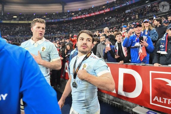 Antoine Dupont célèbre le Championnat des Six Nations, après la victoire 48-46 de la France sur l'Angleterre au Stade de France à Paris, France, le 14 mars 2026. Photo par Florian Poitout/ABACAPRESS.COM