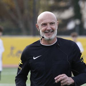 Frank Leboeuf pour le football lors de la journée de l'arbitrage (JNA) à Issy-les-Moulineaux, France, le 10 octobre 2023. Le coup d’envoi des Journées de l’arbitrage sera donné le mardi 10 octobre lors d’une opération pédagogique à Issy-les-Moulineaux. Quatre classes de 28 élèves du collège Victor Hugo seront présentes sur place. Au programme, échanges, quiz et mise en pratique sur des terrains installés pour l’occasion. Le lendemain, le mercredi 11 octobre, l’opération institutionnelle sera lancée avec comme nouveauté les Trophées Tous Arbitres qui récompenseront des initiatives et des personnalités locales ayant contribué au recrutement et à la fidélisation des arbitres. Un guide pédagogique sera distribué aux 3 800 clubs amateurs. Il leur permettra de sensibiliser les jeunes licenciés à l’arbitrage. Chaque club recevra ce guide par courrier qui fera partie d’un kit matériel pour faciliter la mise en œuvre d’ateliers de sensibilisation à l’arbitrage avec : 1 sifflet, 1 tour de cou et 1 chasuble. Partenaire des Fédérations et des Ligues professionnelles de football, rugby, handball et basketball depuis 2007, La Poste organise les désormais incontournables Journées de l’arbitrage. L’occasion de valoriser la fonction des officiels, promouvoir leur mission et accompagner les politiques de formation, de recrutement et de fidélisation. © Michael Baucher/Panoramic/Bestimage