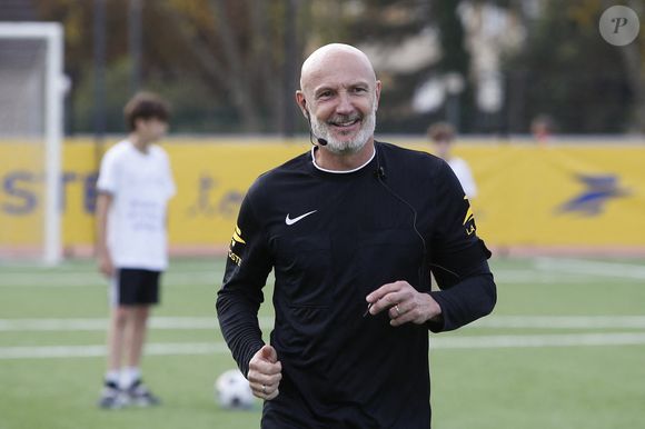 Frank Leboeuf pour le football lors de la journée de l'arbitrage (JNA) à Issy-les-Moulineaux, France, le 10 octobre 2023. Le coup d’envoi des Journées de l’arbitrage sera donné le mardi 10 octobre lors d’une opération pédagogique à Issy-les-Moulineaux. Quatre classes de 28 élèves du collège Victor Hugo seront présentes sur place. Au programme, échanges, quiz et mise en pratique sur des terrains installés pour l’occasion. Le lendemain, le mercredi 11 octobre, l’opération institutionnelle sera lancée avec comme nouveauté les Trophées Tous Arbitres qui récompenseront des initiatives et des personnalités locales ayant contribué au recrutement et à la fidélisation des arbitres. Un guide pédagogique sera distribué aux 3 800 clubs amateurs. Il leur permettra de sensibiliser les jeunes licenciés à l’arbitrage. Chaque club recevra ce guide par courrier qui fera partie d’un kit matériel pour faciliter la mise en œuvre d’ateliers de sensibilisation à l’arbitrage avec : 1 sifflet, 1 tour de cou et 1 chasuble. Partenaire des Fédérations et des Ligues professionnelles de football, rugby, handball et basketball depuis 2007, La Poste organise les désormais incontournables Journées de l’arbitrage. L’occasion de valoriser la fonction des officiels, promouvoir leur mission et accompagner les politiques de formation, de recrutement et de fidélisation. © Michael Baucher/Panoramic/Bestimage