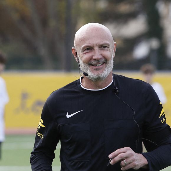 Frank Leboeuf pour le football lors de la journée de l'arbitrage (JNA) à Issy-les-Moulineaux, France, le 10 octobre 2023. Le coup d’envoi des Journées de l’arbitrage sera donné le mardi 10 octobre lors d’une opération pédagogique à Issy-les-Moulineaux. Quatre classes de 28 élèves du collège Victor Hugo seront présentes sur place. Au programme, échanges, quiz et mise en pratique sur des terrains installés pour l’occasion. Le lendemain, le mercredi 11 octobre, l’opération institutionnelle sera lancée avec comme nouveauté les Trophées Tous Arbitres qui récompenseront des initiatives et des personnalités locales ayant contribué au recrutement et à la fidélisation des arbitres. Un guide pédagogique sera distribué aux 3 800 clubs amateurs. Il leur permettra de sensibiliser les jeunes licenciés à l’arbitrage. Chaque club recevra ce guide par courrier qui fera partie d’un kit matériel pour faciliter la mise en œuvre d’ateliers de sensibilisation à l’arbitrage avec : 1 sifflet, 1 tour de cou et 1 chasuble. Partenaire des Fédérations et des Ligues professionnelles de football, rugby, handball et basketball depuis 2007, La Poste organise les désormais incontournables Journées de l’arbitrage. L’occasion de valoriser la fonction des officiels, promouvoir leur mission et accompagner les politiques de formation, de recrutement et de fidélisation. © Michael Baucher/Panoramic/Bestimage