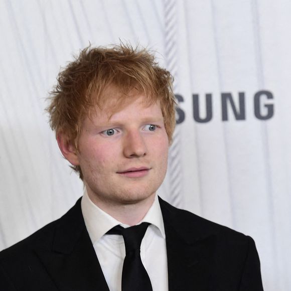 ...À la musculation ! Dans une récente interview, le jeune homme a en effet déclaré aller à la salle de sport.

Ed Sheeran au photocall de la soirée GQ Men Of The Year Awards à Madrid, le 11 novembre 2021. 

Photo : Agence / Bestimage