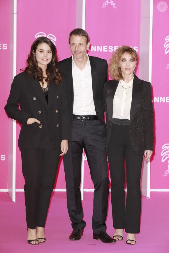 Marilou Aussilloux, Jean-Xavier De Lestrade, créateur 
Alix Poisson de la série JEUX D'INFLUENCE, LES COMBATTANTES
CANNESERIES SAISON 5 au Palais des Festivals et des Congrès de Cannes, lundi 4 avril 2022. © Christophe Aubert via Bestimage