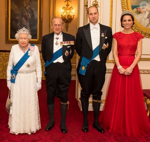 La reine Elisabeth II d'Angleterre, le prince Philip, duc d'Edimbourg, le prince William, duc de Cambridge, et Kate Catherine Middleton, duchesse de Cambridge (porte le diadème qui a appartenu à la princesse Diana) - La famille royale d'Angleterre lors de la réception annuelle pour les membres du corps diplomatique au palais de Buckingham à Londres. Le 8 décembre 2016