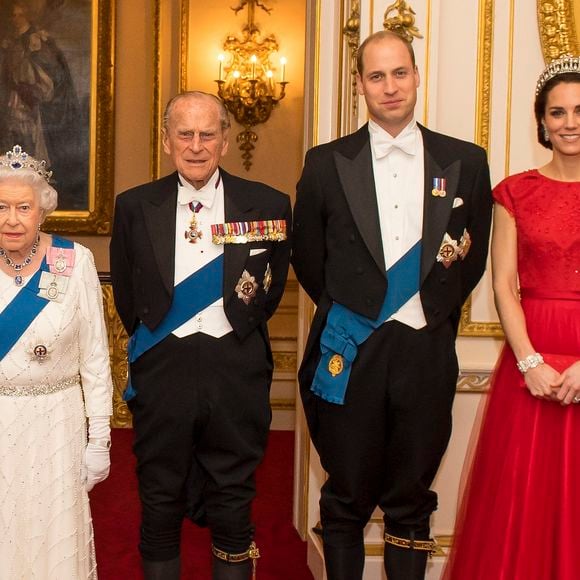 La reine Elisabeth II d'Angleterre, le prince Philip, duc d'Edimbourg, le prince William, duc de Cambridge, et Kate Catherine Middleton, duchesse de Cambridge (porte le diadème qui a appartenu à la princesse Diana) - La famille royale d'Angleterre lors de la réception annuelle pour les membres du corps diplomatique au palais de Buckingham à Londres. Le 8 décembre 2016