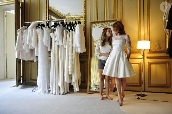 Exclusif - Emilie Dequenne essaye sa robe de mariée en compagnie de sa fille Milla à Paris, le 5 octobre 2014. Cette Robe a été créée spécialement pour elle par Delphine Manivet, et porte le nom de "Michel". Comme le veut la tradition, toute robe exclusive prend le nom du futur époux. C'est une petite robe ivoire décolleté bateau manches 3/4 d'inspiration 50's bi-matière, satin cuir coton et dentelle de Calais. La jupe à effet corolle le doit à la matière à chapeau qui compose la doublure, adoucie par le pongé de soie. Une finition galon au crochet coton bleu en ourlet de robe a été ajoutée car comme le veut la tradition, la mariée se doit de porter quelque chose de bleu. © Roberto Battistini / Bestimage