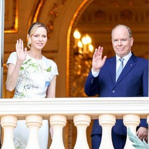 La princesse Charlène et le prince Albert II de Monaco au balcon du palais princier lors de la procession de la Fête Dieu sur la place du Palais à Monaco le 3 juin 2026. . Claudia Albuquerque/Bestimage