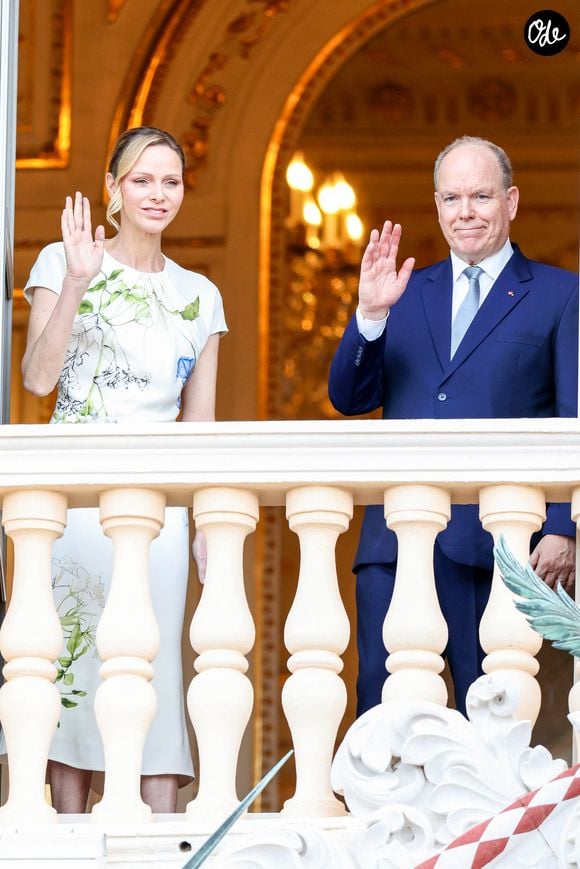 La princesse Charlène et le prince Albert II de Monaco au balcon du palais princier lors de la procession de la Fête Dieu sur la place du Palais à Monaco le 3 juin 2026. . Claudia Albuquerque/Bestimage