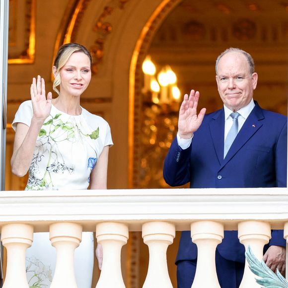 La princesse Charlène et le prince Albert II de Monaco au balcon du palais princier lors de la procession de la Fête Dieu sur la place du Palais à Monaco le 3 juin 2026. . Claudia Albuquerque/Bestimage