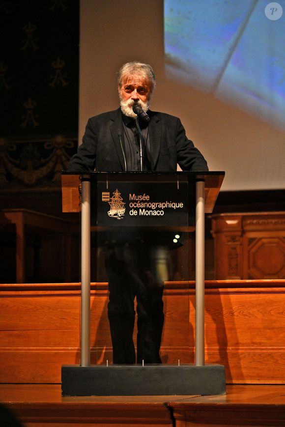 La disparition de l'artiste est survenue de manière violente. Suite à un malaise, une chute sur la tête l'a plongé dans un coma profond dont il n'est malheureusement pas ressorti.

Exclusif - Michel Bassompierre - Vernissage de l'exposition "Les Géants des Glaces" de Michel Bassompierre au musée océanographique de Monaco, le 10 avril 2024. 

© Bruno Bebert / Bestimage