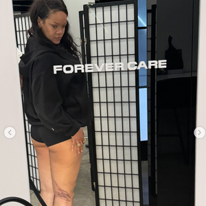Le tatoueur Bang Bang a partagé les images du tatouage sur Instagram en précisant qu’il avait été “dessiné par ses bébés”.
Capture Instagram