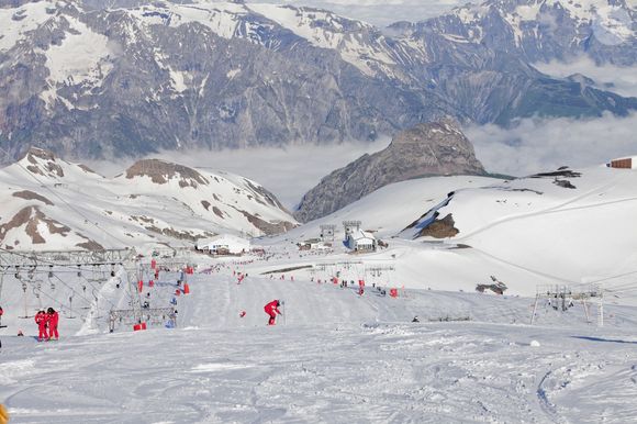 L’Isère est une région très attractive en période hivernale, avec une fréquentation touristique en forte hausse cette année

Isere (38), épidémie de covid-19, reprise du ski sur le glacier des 2 Alpes dans le respect des gestes barrieres et du protocole sanitaire, 09 juin 2021 - Photo by Durand T/ANDBZ/ABACAPRESS.COM