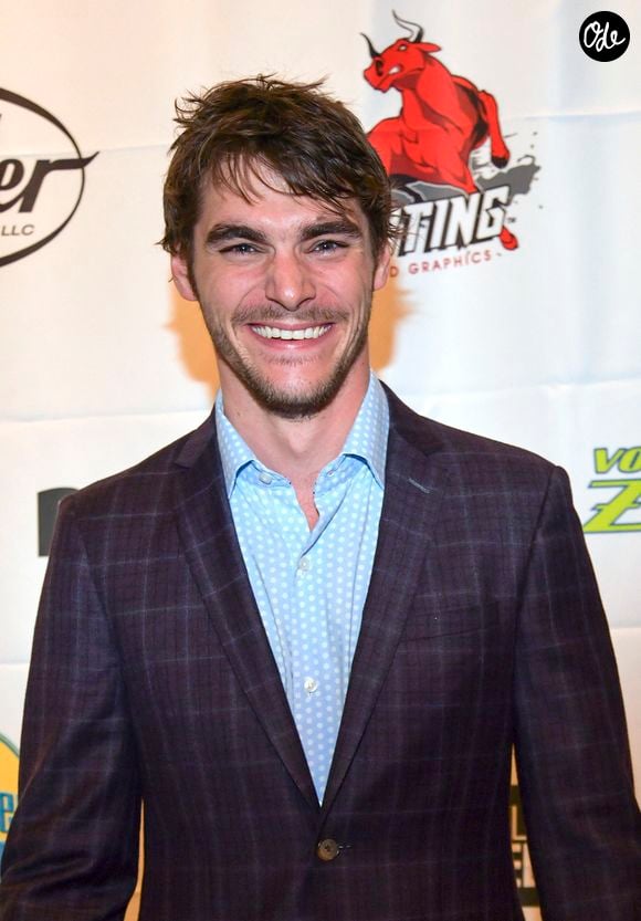L'acteur décrivait Kennedy comme sa « partenaire de vie », celle qui lui donnait toujours envie de se surpasser.

RJ Mitte lors d'un tapis rouge. Photo par Backgrid USA / Bestimage