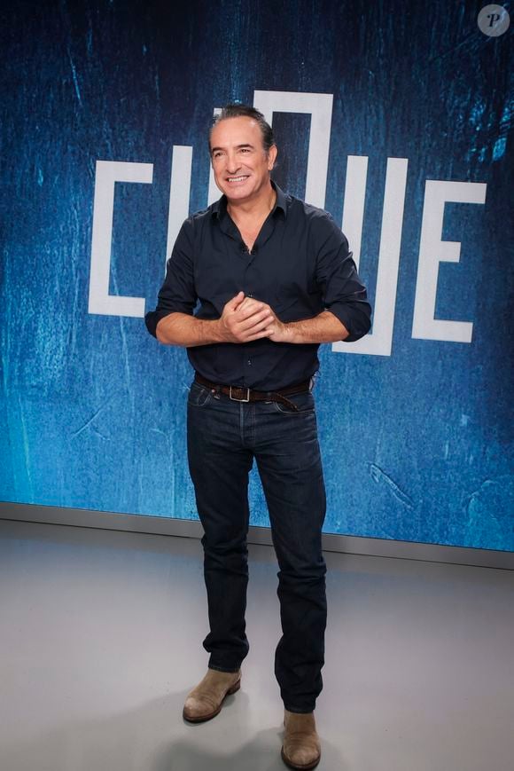 Jean Dujardin, sur le plateau de Clique présenté par M.Achour, et diffusé sur Canal + le 27 octobre 2025, à Paris, France, le 21 octobre 2025. © Jack Tribeca/Bestimage
