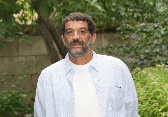 Le comédien a opté pour une région où il peut pleinement profiter de sa famille.

Ramzy Bedia - Photocall du film "Les tourmentés"  lors de la 18ème édition du Festival du Film Francophone de Angoulême (FFA) le 30 août 2025. © Coadic Guirec / Bestimage