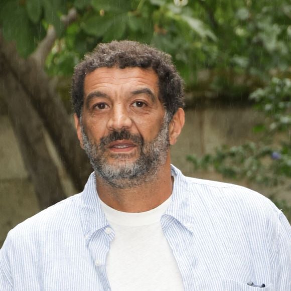 Le comédien a opté pour une région où il peut pleinement profiter de sa famille.

Ramzy Bedia - Photocall du film "Les tourmentés"  lors de la 18ème édition du Festival du Film Francophone de Angoulême (FFA) le 30 août 2025. © Coadic Guirec / Bestimage
