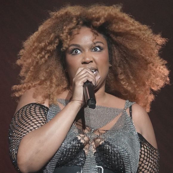 Los Angeles, Californie — Lizzo monte sur scène au Wiltern à Los Angeles et affiche ses courbes affinées. Lors du concert d’une heure le mercredi 12 mars, la star a plaisanté sur les rumeurs récentes la concernant et a livré un discours émouvant sur la manière dont elle a surmonté une dépression sévère il y a 18 mois. Soutenue par un groupe de musiciennes qu’elle surnomme les « Lizzbians », elle a joué de la guitare au début du spectacle et a également réalisé un grand écart. Elle n’a pas joué de flûte pendant le concert. Backgrid USA / Bestimage












Pictured: Lizzo