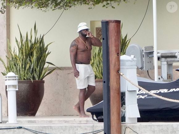Le rappeur Sean Diddy Combs torse-nu à Miami beach, en Floride, le 30 mars 2024. Photo by Pichichipixx/Splash News/ABACAPRESS.COM