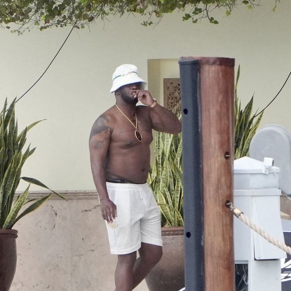 Le rappeur Sean Diddy Combs torse-nu à Miami beach, en Floride, le 30 mars 2024. Photo by Pichichipixx/Splash News/ABACAPRESS.COM