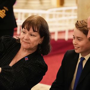 L'occasion pour le prince George de saluer les vétérans de la Seconde Guerre mondiale.

Le Prince William et le Prince George lors de la célébration du 80ème anniversaire de la fin de la Seconde Guerre mondiale, à Londres, le 5 mai 2025.

Photo : Alpha Agency / Bestimage