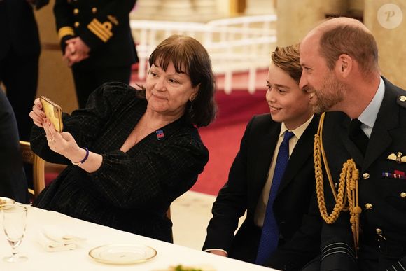 L'occasion pour le prince George de saluer les vétérans de la Seconde Guerre mondiale.

Le Prince William et le Prince George lors de la célébration du 80ème anniversaire de la fin de la Seconde Guerre mondiale, à Londres, le 5 mai 2025.

Photo : Alpha Agency / Bestimage
