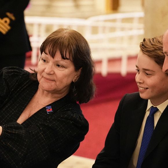L'occasion pour le prince George de saluer les vétérans de la Seconde Guerre mondiale.

Le Prince William et le Prince George lors de la célébration du 80ème anniversaire de la fin de la Seconde Guerre mondiale, à Londres, le 5 mai 2025.

Photo : Alpha Agency / Bestimage