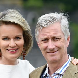 En 2021, ils avaient obtenu un permis de construire d'une annexe de 40 mètres carré de leur propriété sur l'île d'Yeu dans une zone protégé afin de loger leurs gardes du corps.

La famille Royale de Belgique visite la ville de Villers-la-Ville lors de leurs vacances en Belgique le 24 juin 2018. ALAIN ROLLAND/ IMAGEBUZZ/ BESTIMAGE