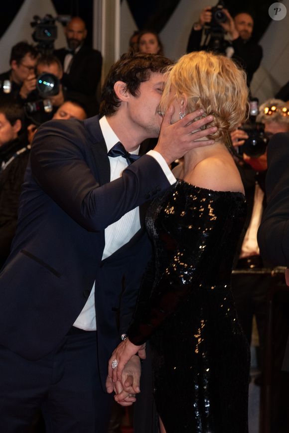 Niels Schneider et sa compagne Virginie Efira - Descente des marches du film "Sibyl" lors du 72ème Festival International du Film de Cannes. Le 24 mai 2019
© Borde / Bestimage