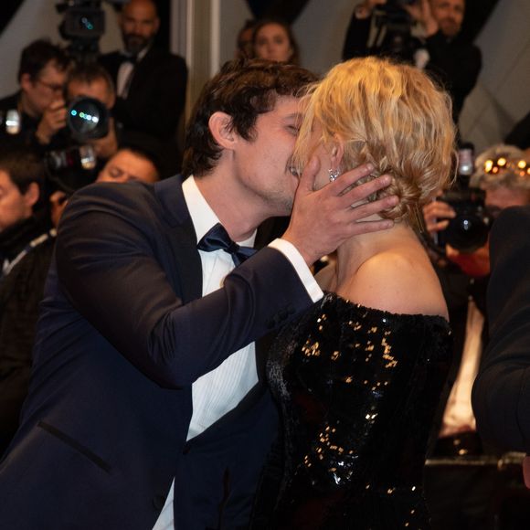 Niels Schneider et sa compagne Virginie Efira - Descente des marches du film "Sibyl" lors du 72ème Festival International du Film de Cannes. Le 24 mai 2019
© Borde / Bestimage