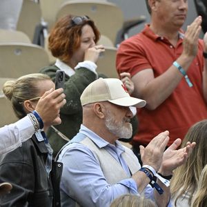Laeticia Hallyday avec son compagnon Frédéric Suant et Philippe Etchebest dans les tribunes lors des Internationaux de France de Tennis de Roland Garros 2025, à Paris, France, le 26 mai 2025. © Chryslene Caillaud/PsnewZ/Bestimage