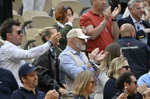 Laeticia Hallyday avec son compagnon Frédéric Suant et Philippe Etchebest dans les tribunes lors des Internationaux de France de Tennis de Roland Garros 2025, à Paris, France, le 26 mai 2025. © Chryslene Caillaud/PsnewZ/Bestimage