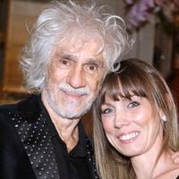 Louis Bertignac s'est exilé à 9000 km de la France avec sa femme Laëtitia, 34 ans sa cadette et leur jeune fils de 8 ans