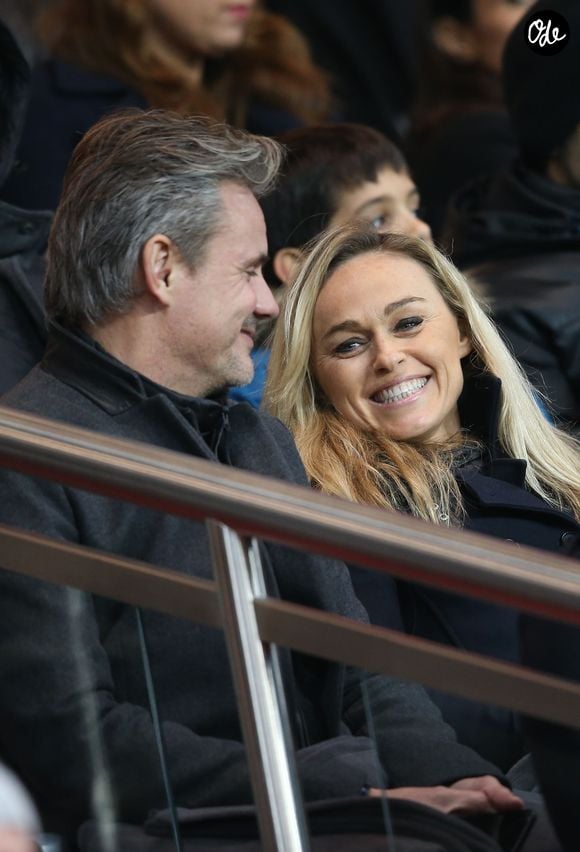 Cécile de Ménibus et son compagnon Thierry (directeur de production) - People lors du match de Ligue 1 Psg-Lyon lors de la 18e journée au Parc des Princes à Paris, le 13 décembre 2015. # People attending Psg-Lyon Ligue 1 game held at Parc des Princes in Paris, France, on December 13th 2015. | 00283085