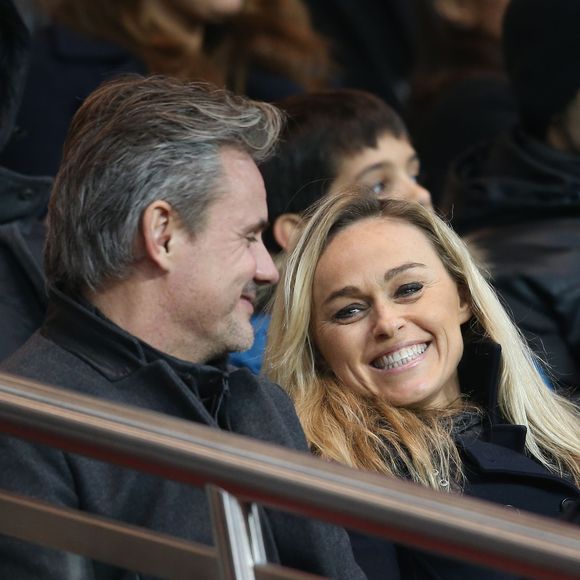 Cécile de Ménibus et son compagnon Thierry (directeur de production) - People lors du match de Ligue 1 Psg-Lyon lors de la 18e journée au Parc des Princes à Paris, le 13 décembre 2015. # People attending Psg-Lyon Ligue 1 game held at Parc des Princes in Paris, France, on December 13th 2015. | 00283085